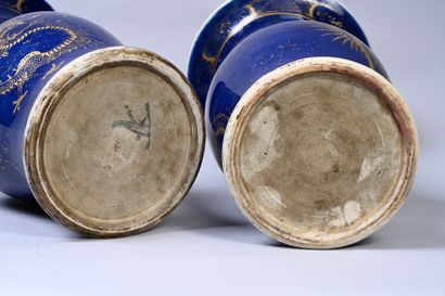 CHINE, XVIIIe siècle Rare paire de vases de forme yenyen ou cornet en porcelaine...