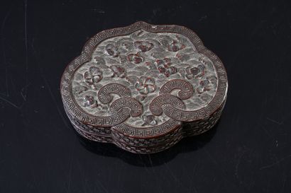 CHINE, XVIIIe siècle Petite boite en laque cinabre, de forme lobée, le couvercle...