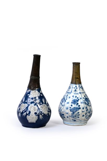 CHINE, Dynastie Ming, Époque Wanli Two porcelain vases
Bottle-shaped, one with floral...