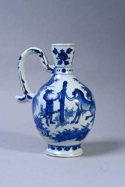 Chine, période Transition vers 1640 Rare verseuse en porcelaine à décor bleu et blanc...