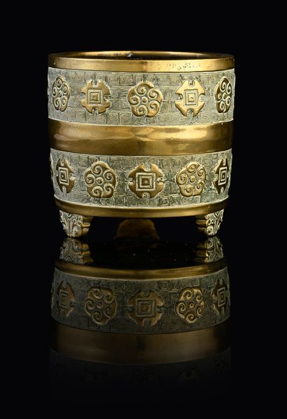 CHINE, XVIIe siècle Petit brûle parfum en bronze la panse cylindrique reposant sur...