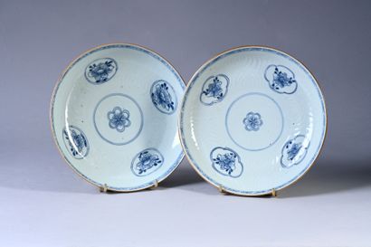 CHINE, XVIIIe siècle Paire d'assiettes en porcelaine à décor bleu et blanc de fleurs...