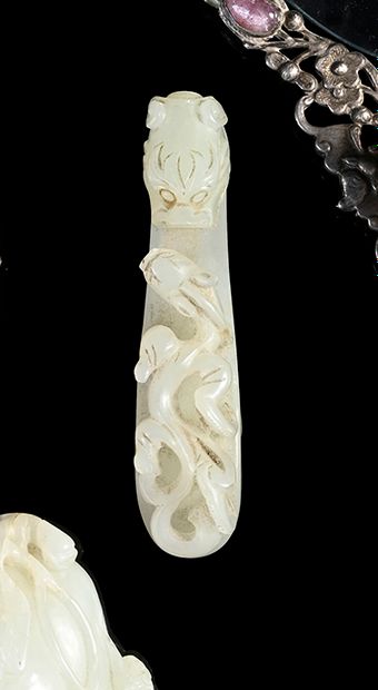 CHINE, XVIIIe siècle Celadon jade fibula decorated with facing qilong.
Length : 8,5...