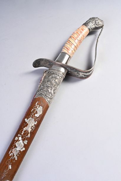 VIETNAM, XIXe siècle Rare et importante paire de sabres d'apparat, les fourreaux...