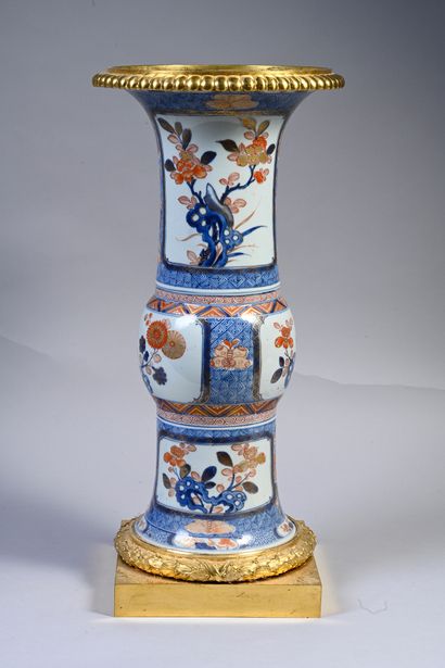 CHINE, XVIIIe siècle Large yenyen or cone-shaped porcelain vase with Imari decoration...