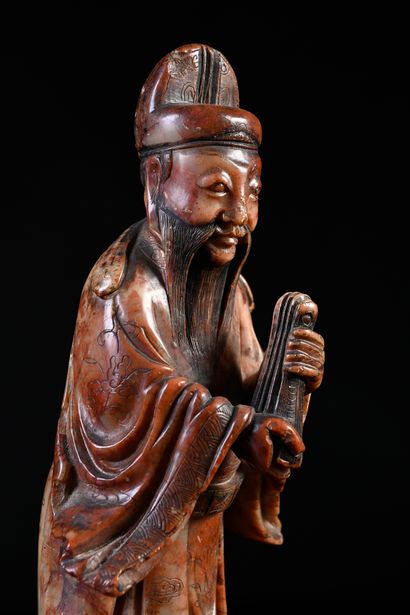 CHINE, fin du XVIIIe - début du XIXe siècle Steatite statuette representing a dignitary...