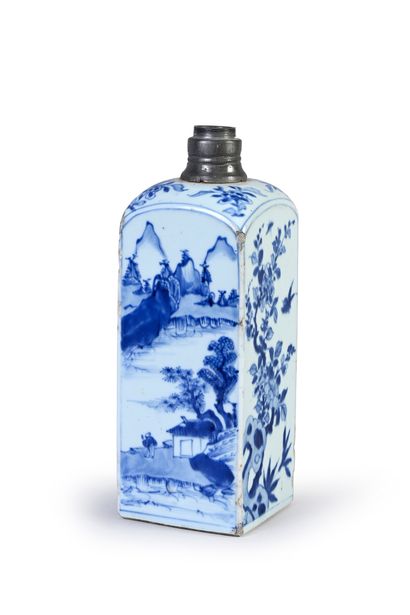 CHINE, époque Kangxi Rare porcelain bottle with square sides, the faces decorated...