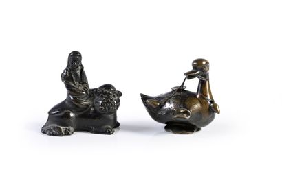 CHINE, XVII/XIXe siècle Ensemble de trois petits groupes en bronze, l'un représentant...