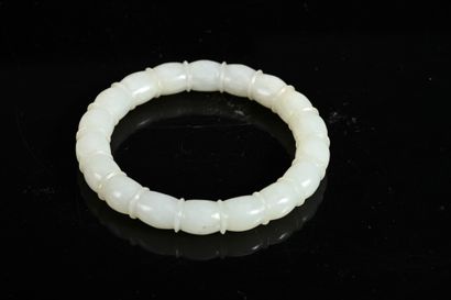 CHINE, XIXe siècle Elegant bracelet in carved white jade, set in silver 800e chased...