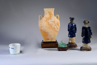 CHINE, XXe siècle Ensemble d'objets chinois comprenant :
Une paire de statuettes...