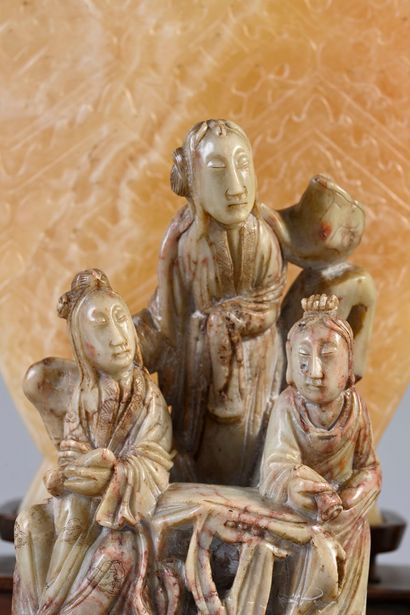 CHINE, XIXe siècle Groupe en stéatite sculptée
Figurant trois élégantes assises sur...