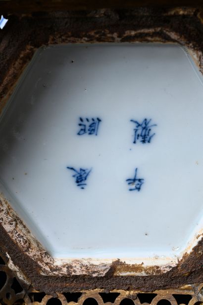 CHINE, XIXe siècle Hexagonal porcelain vase with blue and white landscape decoration....