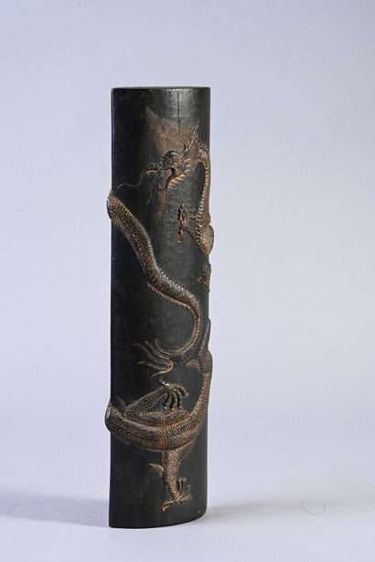 CHINE, XXe siècle Pierre à encre de forme tubulaire comprenant un décor de dragon...