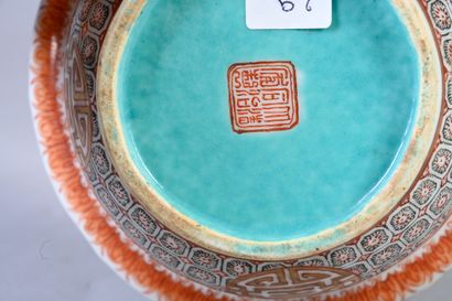 CHINE, XIXe siècle Coupe en porcelaine à décor émaillé polychrome de formes géométriques...