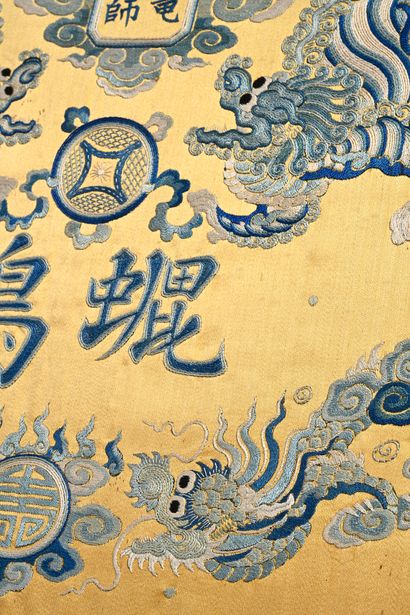 VIETNAM, XIXe siècle Panneau en soie brodée de fils blanc et bleu sur fond jaune...