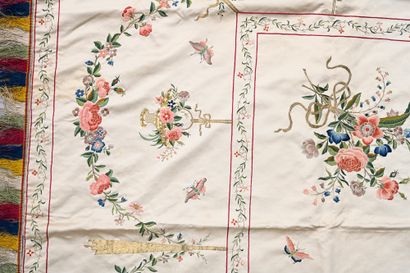 CHINE, XIXe siècle Very large silk hanging
Cream colored, presenting an embroidered...