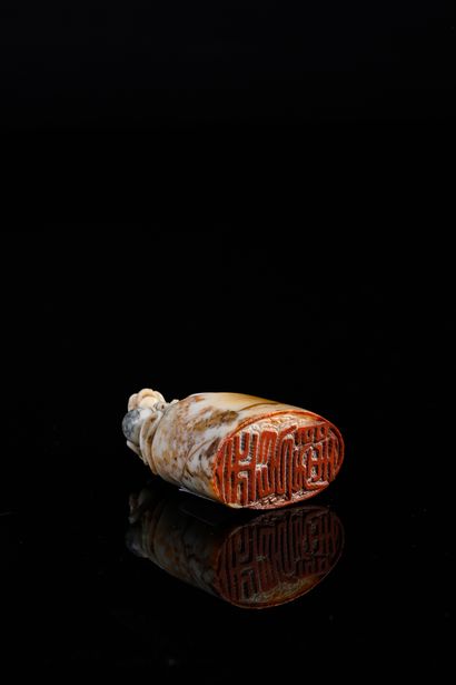 CHINE, XIX/XXe siècle Set of three soapstone elements including a seal topped by...