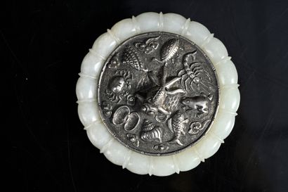 CHINE, XIXe siècle Élégant bracelet en jade blanc sculpté, monture en argent 800e...