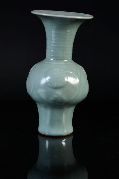 CHINE, Epoque Yuan-Ming Petit vase longquan, de forme dite «en queue de phénix»,...