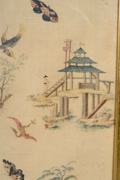 CHINE, XVIIIe siècle Élément en textile peint et brodé à décor de pagodes et personnages...