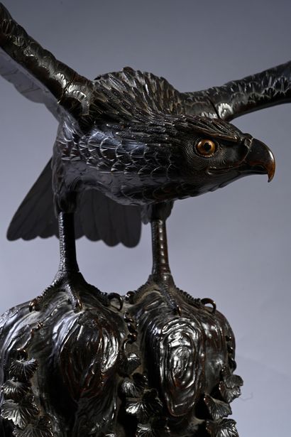 JAPON, Époque Meiji Aigle en bronze
Représenté de manière naturaliste, perché à la...