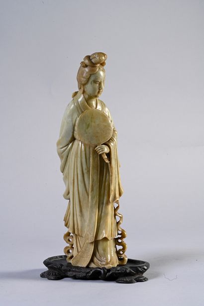 CHINE, XXe siècle Two groups in sculpted soapstone, one representing an elegant woman...