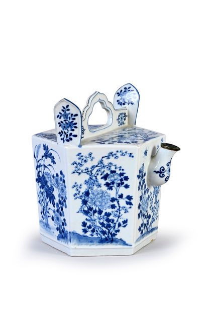 CHINE, XIXe siècle Importante verseuse hexagonale en porcelaine à décor bleu et blanc...