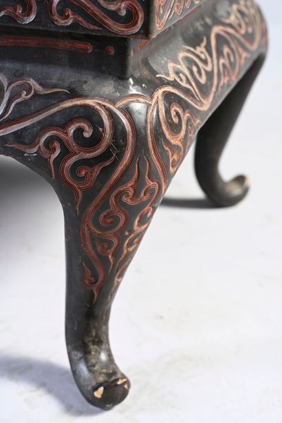 CHINE, vers 1900 Table basse en laque incisée guri à décor de rinceaux, une marque...