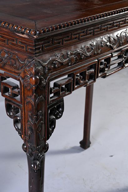 CHINE, XIXe siècle Console rectangulaire en bois de hongmu sculpté à motif de rinceaux...