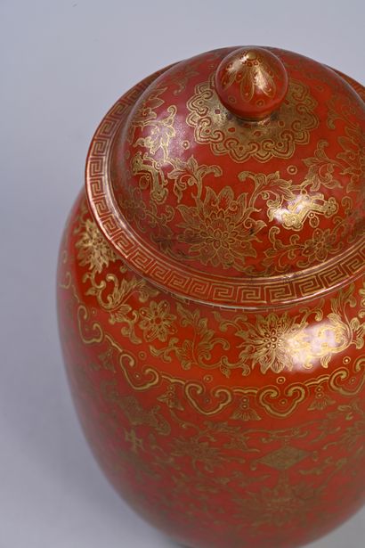 CHINE, Marque et époque Daoguang Rare porcelain covered vase
Of "lantern" form, mounted...