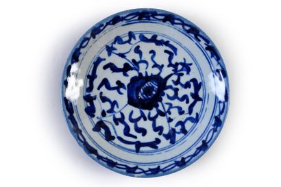 CHINE, XIXe siècle Set of various plates in blue and white porcelain