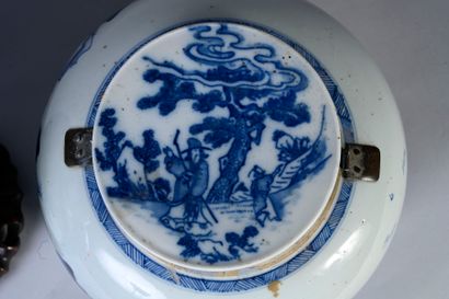 CHINE, XIXe siècle Pot à gingembre en porcelaine à décor bleu et blanc de paysages....