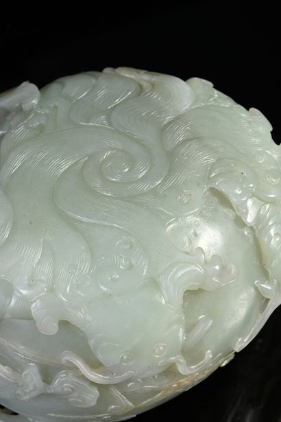 CHINE, XVIIIe siècle Godet à eau en jade céladon pale à décor de carpes, chauves-souris...