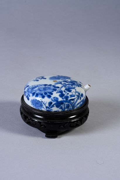 CHINE, XXe siècle Small dropper in porcelain with blue and white decoration of branches...