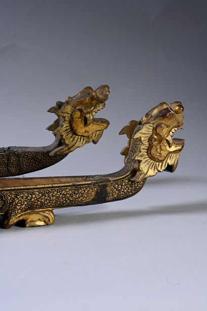 CHINE, Canton XIXe siècle Pair of carved wood incense clocks with black lacquered...