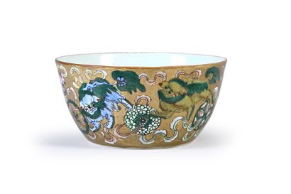 CHINE, XIXe siècle Coupe en porcelaine à décor polychrome de lions bouddhiques sur...