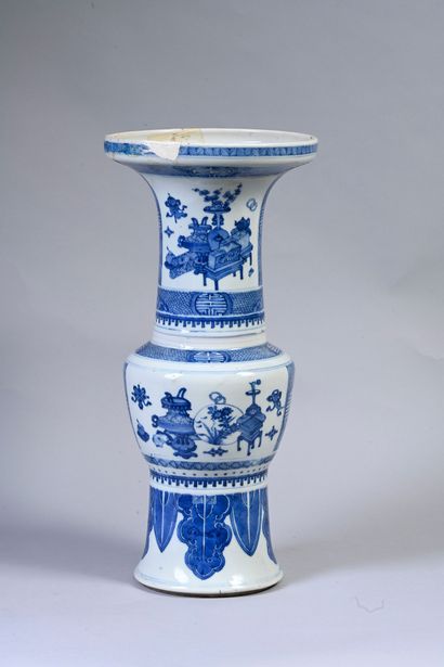 CHINE, XVIIIe siècle Porcelain vase of yenyen or cone shape with blue and white decoration...