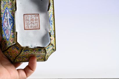 CHINE, XIXe siècle Jardinière miniature sur pieds en cuivre émaillé polychrome à...