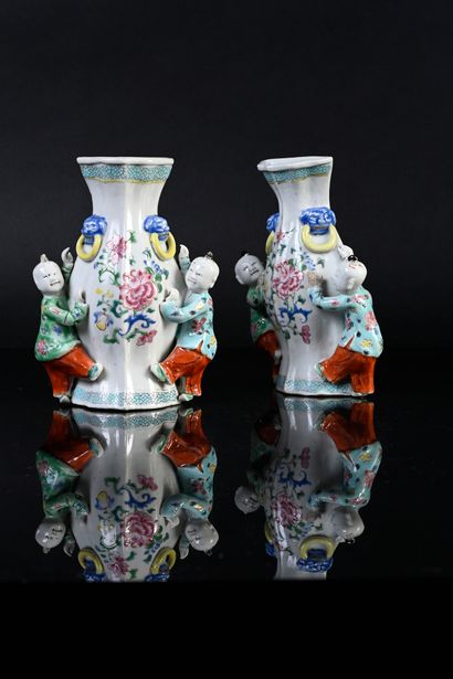 CHINE, XVIIIe siècle* Pair of porcelain wall vases
Decorated with polychrome enamels...