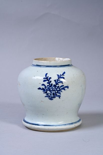 CHINE, XIXe siècle pour le marché colonial Portugais
Petite jarre balustre en porcelaine...