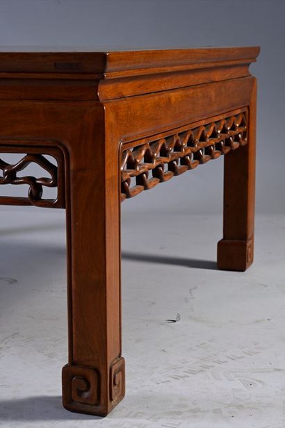 CHINE, XXe siècle Suite de quatre tables gigognes
En bois sculpté.
Mesures (plus...