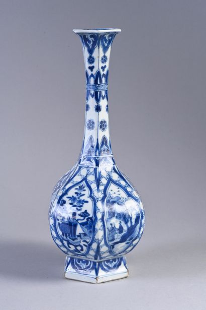 CHINE, Epoque Kangxi, XVIIIe siècle Porcelain vase, mounted on a small foot, the...