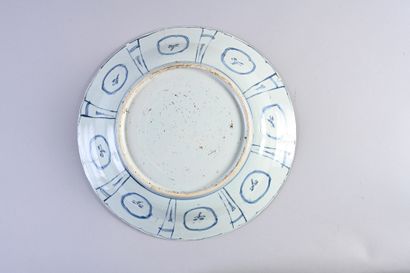 CHINE, Epoque Wanli, XVI-XVIIe siècle* Grand plat en porcelaine à décor Kraak d'une...