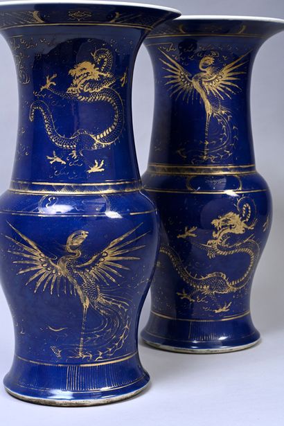 CHINE, XVIIIe siècle Rare pair of yenyen or cone-shaped porcelain vases with gold...