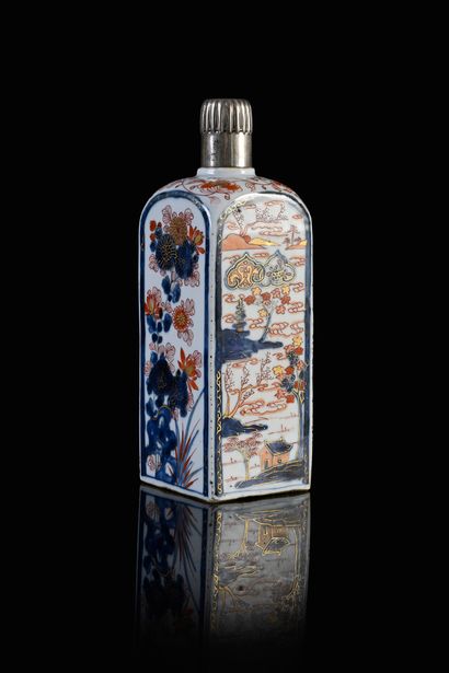 CHINE, XVIIIe siècle* Porcelain bottle vase
with square sides, presenting on each...