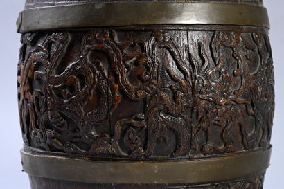 VIETNAM, vers 1900 Rare fontaine à forme de baril en bois sculpté à motif en léger...
