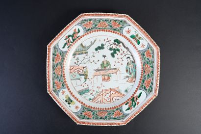 CHINE, XVIIIe siècle Plat en porcelaine de forme octogonale et décor famille verte...