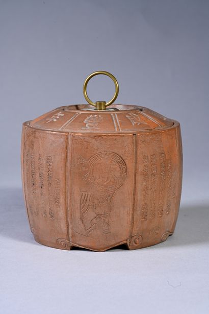 CHINE, XXe siècle Pot circulaire couvert en grès de yixing à décor d'inscriptions
Hauteur...
