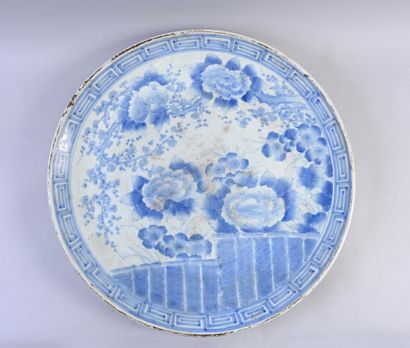 JAPON, XIXe siècle Pair of large porcelain dishes
Decorated in blue and white with...