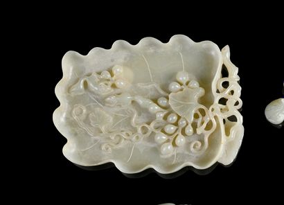 CHINE, XXe siècle Brush cup in steatite taking the form of a vine leaf, with carved...